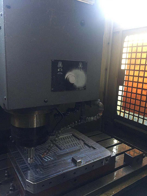  folding basket mold workers are still working overtime