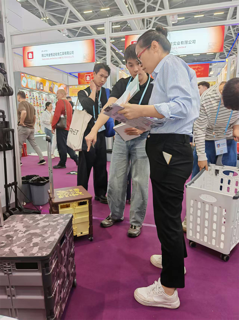 The booth at the Canton Fair is crowded with people