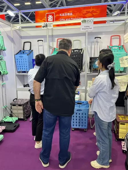 The booth at the Canton Fair is crowded with people